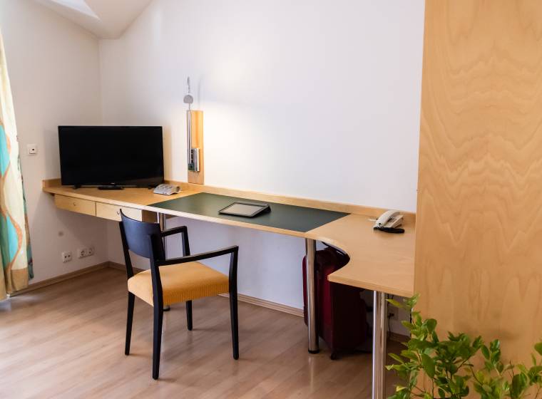 Schreibtisch 2-Personen-Apartment Hotel Lutter